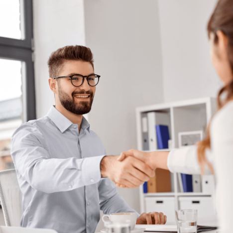 an interview candidate shaking hands with the hiring manager